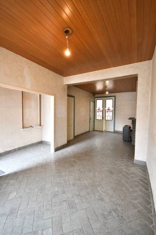 Centraal en rustig gelegen woning in het centrum van Izegem op een perceel van 285m². Gelegen op wandelafstand van meerdere scholen, horeca en station. Deze woning is te renoveren en omhelst een ruime leefruimte, keuken en een bijgebouw. Op verdieping 4 slaapkamers en een vaste trap naar grote zolder. (mogelijkheid extra kamer). De bewoonbare oppervlakte bedraagt 163m² zonder de ruime zolder en zonder het bijgebouw.<br />De woning beschikt over een diepe garage/opslagruimte die doorgang geeft naar de zuid-gerichte tuin. De authenticiteit van de stadswoning, dat ooit een bakkerijtje was, heeft alle troeven om er een prachtige woonst van te maken.