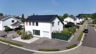 <strong>Voor meer info of een bezoek bel 0475757251 of mail philip@ocvastgoed.be</strong><br /><br />Deze woning is gelegen in een rustige, groene woonwijk met vlotte verbinding naar Antwerpen, Brussel en Mechelen. <br />Park op 200 meter, lagere school en buurtwinkels op wandelafstand. <br />Rustige, groene ligging met wandel- en fietspaden. <br /><br />De woning is instapklaar en volledig gerenoveerd op een periode van 10 jaar. <br />Zuidgerichte zonnepanelen, nieuwe verwarming condenserende ketel op aardgas, muren daken en vloeren geïsoleerd = zeer lage energiefactuur!<br />Ruime lichtrijke leefruimte met inbouwkasten en bureau, zeer goed uitgeruste keuken, badkamer met inloopdouche en wellnessbad, 4 volwaardige slaapkamers. <br />Mooi perceel van 663m<sup>2 </sup>: Overdekt terras, zonnige tuin en lange oprit met ruime en hoge garage (kan dienen als werkplaats op opslagruimte 40m<sup>2</sup>). <br />Elektriciteit CONFORM, gekeurd op 13/12/2025. <br />KI 888<br />EPC 156kWh/(m<sup>2</sup>jaar), energielabel B<br />Asbestveilig. <br />Het perceel bevindt zich niet in een risicozonde voor overstromingen. P-score D, G-score A<br />Stedenbouwkundige inlichtingen in aanvraag 27 mei 2026<br /><br />Topper!, boek vlug uw afspraak!<br /><br /><strong>Voor meer info of een bezoek bel 0475757251 of mail philip@ocvastgoed.be</strong><br /><br /><br /><br /><br /><br />