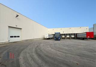Entrepôt logistique fantastiquement situé avec une surface de 9.100 m² (divisible à partir de 6.270 m²) sur un site à 25.323 m² à louer dans la zone industrielle Hoogveld, à proximité de la route nationale (1 km) avec une connexion immédiate à la Mechelsesteenweg.<br /><br />L'entrepôt, dont la hauteur libre est comprise entre 6 et 8,5 m, est équipé de 13 quais de chargement et de 2 portes sectionnelles. En outre, le hall partiellement chauffé est doté d'un sol en polybéton et d'un éclairage LED. Présence de bureaux pour le personnel de l'entrepôt. Vaste espace de manœuvre sur le terrain pavé et clôturé, avec de nombreuses possibilités de stockage/stationnement à l'extérieur (1 500 à 2 000 m²). <br /><br />Contactez PANORAMA B2B pour plus d'informations ou pour une visite de site sans obligation 09 225 09 09.