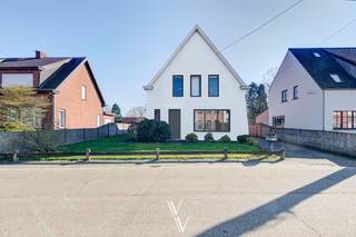 Deze charmante open bebouwing is gelegen in een aangename en mooie omgeving, op een perceel van 754 m². Dankzij de goede ligging en het mooie perceel vormt deze woning een uitstekende opportuniteit voor wie ruimte, privacy en potentieel weet te waarderen.<br /><br />De woning beschikt over een bewoonbare oppervlakte van ca. 156 m², exclusief zolder. Op het gelijkvloers bevinden zich de inkomhal, lichtrijke leefruimte, open keuken, badkamer met douche en lavabo, apart toilet en bergplaats. Onder de inkomhal bevindt zich een praktische kelderruimte en daarnaast beschikt de woning over een kruipkelder onder het overige deel van het gebouw.<br /><br />Op de eerste verdieping zijn er drie volwaardige slaapkamers en een nachthal. De zolderverdieping creëert extra potentieel, bijvoorbeeld als bijkomende bergruimte of verdere invulling naar wens.<br /><br />Zijdelings van de woning vindt u een aparte garage in het verlengde van de oprit.<br /><br />De zuidoost gerichte tuin vormt een mooie troef en biedt een aangename, zonnige buitenruimte met veel licht waar het heerlijk vertoeven is.<br /><br />De woning wordt verwarmd op gas en beschikt deels over vernieuwde PVC-ramen met dubbele beglazing en deels over houten ramen met enkele beglazing. De woning biedt een uitstekende basis om verder te optimaliseren en uit te bouwen tot een hedendaagse, energiezuinige thuis, volledig afgestemd op uw eigen woonwensen.<br /><br />Kortom, een eigendom met een sterke ligging, een mooi en ruim perceel en tal van mogelijkheden voor wie een woning wil moderniseren tot een comfortabele thuis in een fijne omgeving.<br />*Inlichtingen in aanvraag<br />*renders ter illustratie