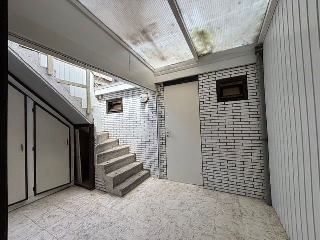 Centraal gelegen te moderniseren huisje met 2 slaapkamers , overdekt terrasje en klein ateliertje. - foto 4