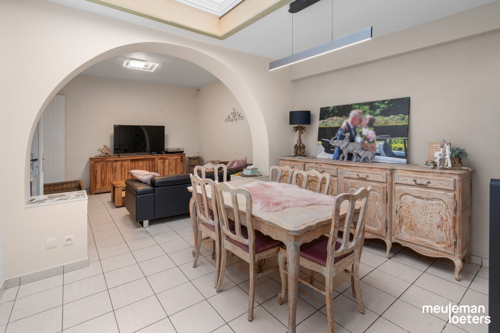 Gezinswoning met drie slaapkamers en inpandige garage - foto 2