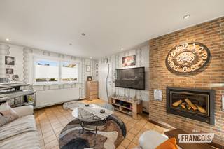 Deze verzorgde woning is gelegen in een rustige woonwijk in Koolkerke, op korte afstand van het centrum van Brugge. Een aangename ligging voor wie rustig wil wonen, maar toch vlot toegang wil hebben tot winkels, scholen, openbaar vervoer en het stadscentrum.<br /><br />Op het gelijkvloers beschikt de woning over een inkomhal met gastentoilet, een ruime woonkamer, een keuken en een veranda. Zowel vanuit de keuken als de veranda is er toegang tot de verzorgde en ruime tuin, waar u in alle rust van het buitenleven kunt genieten.<br /><br />Verder is er een garage die plaats biedt aan een wagen en eveneens als praktische bergruimte kan worden gebruikt. Ook voor de garage is er parkeermogelijkheid.<br /><br />Op de eerste verdieping bevinden zich drie volwaardige slaapkamers en een ruime badkamer met een inloopdouche, dubbele wastafel en toilet. Vanuit de nachthal is er bovendien toegang tot de zolderverdieping, die extra bergruimte biedt.<br /><br />Ook naar de toekomst toe beschikt de woning over enkele interessante voorzieningen. Zo zijn er zonnepanelen aanwezig en werd in de garage een laadpunt voor een elektrische wagen voorzien.<br /><br />Heeft u interesse in een bezoek? Contacteer dan onmiddellijk Giovanni op 0468 43 21 35 of giovanni@immofrancois.be.<br /><br />