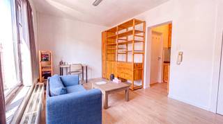 <p><span>Studio prêt à emménager avec chambre séparée, idéalement situé près de l'UZ Gent</span></p><p><span>Idéalement situé à Gand, au 43 de la Herfststraat, à deux pas de l'UZ Gent, ce studio entièrement rénové dispose d'une chambre séparée. </span></p><p><span>Situé au deuxième étage, ce studio allie un agencement pratique à un cadre de vie agréable.</span></p><p><span>Il a été entièrement rénové et est prêt à emménager. L'agréable pièce à vivre avec cuisine ouverte constitue le cœur du studio. Celui-ci dispose également d'une chambre séparée et d'une salle de bains moderne et équipée.</span></p><p><span>Grâce à son emplacement central, vous bénéficiez d’une excellente accessibilité, avec l’UZ Gent, les transports en commun, les commerces et autres commodités accessibles à pied ou à vélo. La liaison aisée vers le centre-ville et les principales voies d’accès constitue également un atout majeur.</span></p><p><span>De plus, le studio bénéficie d’un </span><span>label EPC favorable</span><span>.</span></p><p><span>Ce studio prêt à emménager est le choix idéal pour les jeunes ménages, les célibataires ou les investisseurs à la recherche d'un bien immobilier de qualité dans un emplacement de choix à Gand.</span></p>