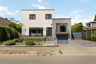 Strak en ruim wonen in een moderne villa met split-levels in De SterreIn de rustige en residentiële wijk De Sterre treffen we deze prachtige en...