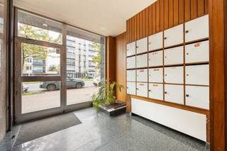 <p><span>Toplocatie in Borgerhout </span></p><p><span> </span></p><p><span>In de overdekte gelijkvloerse parking van dit verzorgde gebouw bevindt zich een ruime autostaanplaats. De afzonderlijke parkeerplaats heeft een breedte van 2,50 m en een diepte van 5 m², wat ruim voldoende is voor de meeste personenwagens. De toegang tot de ondergrondse parkeergarage verloopt via een automatische poort met een breedte van 3,4 m en een maximale hoogte van 1.99 m. Binnen is het een open ruimte, waardoor het eenvoudig manoeuvreren is om vervolgens uw auto veilig te parkeren.</span></p><p><span> </span></p><p><span>Ideale investering met risicoloos rendement !</span></p><p><span>Op zoek naar een plek om je wagen kwijt te kunnen of slimme investering in een toplocatie? Wij presenteren u de perfecte kans om uw geld te laten groeien met een risicoloos rendement. Met een mogelijke huurprijs van €90 per maand biedt de autostaanplaats een jaarlijks rendement van 5.3 %. Met andere woorden is deze autostaanplaats perfect voor diegenen die op zoek zijn naar een rendabele investering met een solide rendementspotentieel. </span></p><p><span> </span></p><p><span> </span></p>
