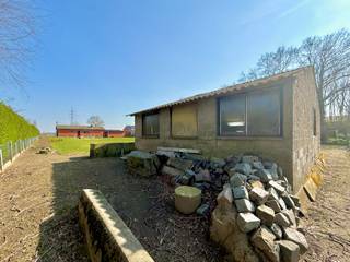 Deze open bebouwing (BJ 1972) bevindt zich op een schitterend perceel van maar liefst 2.108 m² in een uitzonderlijk rustige en gegeerde omgeving te Oosteeklo ! Het gaat hier over een echte TOPligging in een straat waar zelden woningen te koop worden aangeboden, wat dit eigendom des te unieker maakt ! <br /><br />De woning werd doorheen de jaren steeds goed onderhouden en bevindt zich in haar oorspronkelijke staat, wat tal van mogelijkheden biedt voor wie graag naar eigen smaak wil moderniseren. Binnenin geniet u van een gezellige leefruimte met mooie uitzichten op het omliggende groen, evenals een verzorgde keuken en drie mooie slaapkamers.<br />Bovendien werd het dak reeds aangepakt en is er GEEN asbestonderdak aanwezig. De structuur van de woning is goed, wat een solide basis vormt voor verdere renovatie of opfrissing.<br /><br />Het perceel van 2.108 m² is mooi rechthoekig en agrarisch gelegen, wat zorgt voor een bijzonder open en rustgevend gevoel. De sublieme tuin vormt een absolute troef en er bevinden zich meerdere bijgebouwen (aparte garage + stalling).<br /><br />Kortom, een eigendom met karakter, ruimte en uitzonderlijk potentieel op een zeldzame rustige locatie ! Meer info of een bezoek? Graag een mail naar hallo@wijsvastgoed.be ! We nemen dan spoedig contact op voor een bezoekmoment.