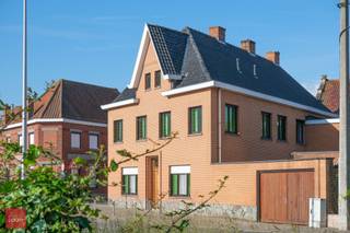 2x inkomhal (vroegere privé en praktijk), ruime living volledig in parket met open haard, 2 burelen of praktijkruimtes, keuken, wasplaats,...