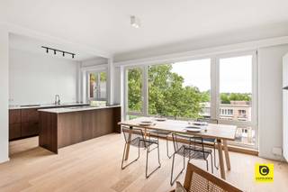 <p><span>Exclusief wonen op de bovenste verdieping: Prachtig gerenoveerd dakappartement met zuidgericht terras</span></p><p><span>Bent u op zoek naar de ultieme combinatie van licht, luxe en een centrale locatie? Dit onlangs totaal gerenoveerde dakappartement (2026) biedt u een unieke woonbeleving op een absolute toplocatie in Wilrijk, nabij de gegeerde Pulhofwijk. Met een royale oppervlakte van ca. 111 m², een hoogwaardige afwerking op parket en een uitstekende Mobiscore van 9/10, geniet u hier van alle comfort van een nieuwbouw in een residentiële omgeving.</span></p><p><span> </span></p><p><span>Stijlvolle inkom & praktische berging</span></p><p><span>U komt het appartement binnen via een verzorgde inkomhal met een apart gastentoilet. Direct aansluitend vindt u een uiterst praktische berging, voorzien van een ruime ingemaakte kast en de nodige aansluitingen voor uw wasmachine en droogkast. Zo blijft uw woonruimte altijd strak en opgeruimd.</span></p><p><span> </span></p><p><span>Lichtrijke leefruimte & designkeuken</span></p><p><span>Het hart van dit dakappartement is zonder twijfel de riante leefruimte met open keuken van ca. 40m². De prachtige parketvloer en de grote raampartijen zorgen voor een warme, uitnodigende sfeer met een overvloed aan natuurlijk licht. De open keuken is een droom voor elke kookliefhebber: voorzien van een stijlvol kookeiland met ontbijthoek en uitgerust met kwalitatieve toestellen, waaronder een inductiekookplaat met ingebouwde afzuiging en een ruime oven. Een perfecte plek om gasten te ontvangen of in alle rust te genieten.</span></p><p><span> </span></p><p><span>Slaapkamers, bureel & badkamer</span></p><p><span>De nachthal, eveneens voorzien van een handige ingemaakte kast, leidt naar de verschillende kamers. De masterbedroom van ca. 18 m² en de tweede slaapkamer van ca. 10 m² zijn beide smaakvol afgewerkt op parket en bieden direct toegang tot het zonnige terras. Een bijzondere troef is de derde polyvalente ruimte van ca. 12 m². Dankzij de natuurlijke lichtinval via de lichtkoepel is dit de ideale plek voor een riante dressing of een rustig thuiskantoor. De moderne badkamer sluit hier naadloos op aan met een ruime inloop-regendouche en een elegant wastafelmeubel.</span></p><p><span> </span></p><p><span>Zonnig terras & parkeren</span></p><p><span>Heerlijk ontspannen kan op het zuidgerichte terras, waar u de hele dag van de zon geniet. Het terras beschikt bovendien over een handige extra opbergkast. Bij het appartement is een private kelderberging inbegrepen. Voor optimaal comfort heeft u bovendien de mogelijkheid om een ondergrondse autostaanplaats aan te kopen voor 20.000 euro, waardoor parkeerstress definitief tot het verleden behoort.</span></p><p><span> </span></p><p><span>Troeven:</span></p><p><span>- Totaalrenovatie (2026): Kwalitatieve afwerking en modern comfort.</span></p><p><span>- Toplocatie: Gelegen nabij de Pulhofwijk met een Mobiscore van 9,0.</span></p><p><span>- Licht & Ruimte: Royale kamers en een prachtige lichtinval doorheen het hele pand.</span></p><p><span>- Extra troef: Polyvalente derde kamer (dressing of bureel) met lichtkoepel.</span></p><p><span>- Zuidgericht terras: Optimaal genieten van de zon aan de rustige achterzijde.</span></p><p><span> </span></p><p><span>Kortom: een instapklaar en luxueus dakappartement dat ruimte en rust combineert met een centrale ligging. Maak vandaag nog een afspraak voor een bezoek en laat u verrassen!</span></p>