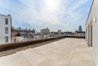 - Domiciliering is hier niet mogelijk. Overeenkomst onder handelshuur, minimum 3 jaar -<br /><br />Deze zonnige penthouse is een unieke kans voor wie op zoek is naar luxe en comfort. Gelegen in hartje Antwerpen, biedt dit penthouse een adembenemend uitzicht over de stad en beschikt over een royaal terras waar u in alle rust kunt genieten van de zon en het uitzicht.<br /><br />Met 3 ruime slaapkamers en 2 badkamers is dit appartement perfect voor een gezin of voor wie graag gasten ontvangt. De bewoonbare oppervlakte van maar liefst 300m² biedt voldoende ruimte. Daarnaast beschikt het penthouse over een berging en een garage met 3 parkeerplaatsen (1 met elektrische lader), zodat u zich nooit zorgen hoeft te maken over het vinden van een parkeerplek.<br /><br />De toegangscontrole zorgt voor optimale veiligheid en privacy, zodat u zich altijd veilig voelt in uw eigen huis. <br /><br />Indeling: Royale entreehal, open leefruimte met toegang tot het terras; woonkamer, gashaard, eetkamer en volledig ingerichte keuken met bijkeuken. Master suite met badkamer en dressing, twee slaapkamers met gedeelde badkamer, aparte wasplaats. Voorzien van airconditioning, vloerverwarming.<br /><br />Dit penthouse is een unieke kans om te genieten van luxe en comfort in het hart van Antwerpen. Met alle voorzieningen die u nodig heeft en een prachtig uitzicht, is dit de ideale plek om te wonen.