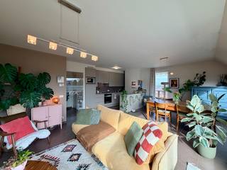 Dit instapklaar appartement is gelegen vlakbij het centrum van Tielt. Diverse winkels, horeca, openbaar vervoer, sportgelegenheid en scholen bevinden zich op wandelafstand. Op de derde verdieping van deze residentie kan u dit instapklaar 1-slaapkamerappartement terugvinden.<br /><br />De indeling van het appartement is als volgt: inkomhal, toilet, ruime slaapkamer met aansluitende badkamer (douche, wastafel en aansluiting voor wasmachine), woon- en eetkamer met open keuken, terras.<br /><br />Daarnaast is er in de kelder een privatieve berging voorzien. <br /><br />Het eigendom is als volgt afgewerkt: kwalitatieve tegelvloeren, armaturen, raamdecoratie, centrale verwarming op aardgas, gunstig EPC, videofoon, ideale ligging, .. Kortom een volledig instapklaar appartement binnen de ring van Tielt! <br /><br />Tot slot is er een mogelijkheid tot het huren van een autostaanplaats. <br /><br /><strong>Goed om weten: </strong><br />Basishuurprijs: €650,-/maand<br />Provisie: €50,-/maand <br />Vrij vanaf 01/05/2026