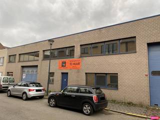 <strong>Entrepôt avec bureaux (700 m²) et parking extérieur, situé dans le centre de Sterrebeek.</strong><br />Garage non autorisé par la commune.<br />Le loyer indiqué est hors TVA.
