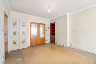 Op zoek naar een woning met ruimte, potentieel en een centrale ligging? Deze bel-etagewoning in de Rietstraat 45 te Oostende biedt een solide basis voor wie graag de handen uit de mouwen steekt en zijn droomwoning volledig naar eigen smaak wil creëren.<br /><br />De woning beschikt over een stevige structuur en is volledig onderkelderd, wat zorgt voor bijzonder veel extra bergruimte en tal van invullingsmogelijkheden. Dankzij de praktische indeling en de royale oppervlaktes is dit pand ideaal voor grote gezinnen, thuiswerk of hobby’s.<br /><br />Op het gelijkvloers bevinden zich onder meer een garage, een polyvalente ruimte, extra bergingen, een toilet en toegang tot de tuin — perfect voor wie nood heeft aan werk- of hobbyruimte.<br /><br />De eerste verdieping biedt een lichtrijke leefruimte, een open keuken, een apart toilet en opnieuw toegang tot de buitenruimte.<br /><br />Op de tweede verdieping zijn er vier volwaardige slaapkamers en een badkamer met toilet, wat deze woning bijzonder geschikt maakt voor grotere gezinnen.<br /><br />Verder beschikt het pand over een ruime zolderverdieping, die extra uitbreidingsmogelijkheden biedt, en een regenwaterput met kraan in zowel tuin als keuken.<br /><br />Belangrijk: de woning dient volledig gerenoveerd te worden, maar biedt daardoor een unieke kans om een ruime stadswoning volledig naar eigen wensen en normen af te werken.<br /><br />Kortom, een eigendom met enorm veel potentieel, ruimte en mogelijkheden op een interessante locatie in Oostende.