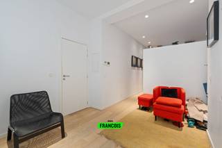 Gelegen op het gelijkvloers van een kleine mede-eigendom bevindt zich deze charmante studio met een bewoonbare oppervlakte van 50 m². Bij het...