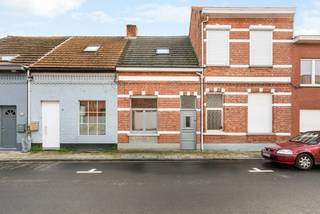 Via de inkomhal met praktische ingemaakte kasten komt u in de gezellige woonruimte met zit- en eethoek. Aansluitend de volledig geïnstalleerde...