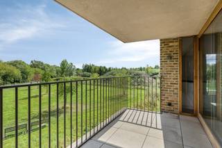 Dit BEN-appartement met 2 slaapkamers en zonnig terras bevindt zich in de Meibeemd 7 in Wilrijk. Indeling: - inkomhal met plaats voor vestiaire (8...