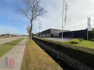 Dit multifunctionele bedrijfsgebouw beschikt over een showroom gecombineerd met opslagruimte & conciërgewoning en geniet van een strategische...