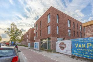 Unieke casco handelsruimte in hartje Sint-Antonius.<br />Investeer in uw toekomst op een toplocatie.<br /><br />In het hart van Sint-Antonius (Zoersel), midden in het bruisende dorpscentrum, bevindt zich het project Teunishof, een stijlvolle en hedendaagse ontwikkeling met een mix van wonen en ondernemen. Hier bieden wij U een unieke kans om uw handelszaak of praktijkruimte te vestigen in een gloednieuwe casco handelsruimte met talloze mogelijkheden.<br /><br />Troeven van deze handelsruimte:<br />- Uitstekende zichtlocatie op een strategische plaats in het centrum<br />- Casco oplevering: in te richten naar eigen stijl, concept en behoeften<br />- Ruime oppervlakte: ideaal voor detailhandel, kantoor, praktijk of vrij beroep. Ondergrondse berging beschikbaar aan € 20 000,00.<br />- Voldoende parkeergelegenheid in de nabije omgeving (openbaar en privé), 2 ondergrondse staanplaatsen bij aan te kopen aan € 27 500,00/staanplaats.<br />- Modern architecturaal project met kwalitatieve uitstraling<br />- Gelegen in een aangename woonomgeving met veel passage en een groeiende lokale bevolking<br /><br />Grijp deze kans en bouw aan uw eigen zaak in een bloeiend dorpscentrum.<br /><br />De ruimte is volledig verder af te werken naar eigen wens.<br /><br />Voor meer informatie of een bezoek ter plaatse kan u contact opnemen met Karin via karin@reds.be of via 0486/97 84 27.