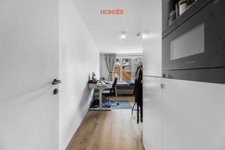 Deze ruime studentenkamer behoort tot de grootste units binnen Residentie De Toewip en vormt een uitstekende opportuniteit voor investeerders die net dat beetje extra zoeken. De kamer beschikt over een eigen badkamer en wordt volledig bemeubeld opgeleverd. Dankzij de individuele warmtepomp geniet de bewoner van optimaal comfort in elk seizoen. De energiezuinige renovatie resulteert bovendien in een EPC A-label. Het gebouw beschikt over een volledig uitgeruste gemeenschappelijke keuken, een ruim terras en een afgesloten fietsenstalling. De centrale ligging in Leuven zorgt voor een structureel sterke vraag naar kwalitatieve studentenhuisvesting. Brochure beschikbaar op aanvraag. Stedenbouwkundige inlichtingen in aanvraag. Verkoop onder het BTW-stelsel. Interesse? Contacteer ons via info@homies.be of 016 22 82 22. HOMIÉS, an Eye for Immo.<br />