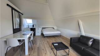 Gemeubelde studio met een uitstekende ligging in het centrum van Brugge in een zijstraat van de Hoogstraat.Dichtbij winkels, openbaar vervoer en alle...