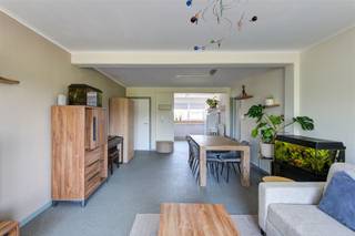<p>Op een rustige en centrale ligging, vlak bij de Nederlandse grens, woon je hier op wandelafstand van een basisschool, het treinstation, bushalte en winkels. Een ideale locatie voor wie rustig wil wonen met alle dagelijkse voorzieningen binnen handbereik. Dit volledig gerenoveerde appartement (2023) op de eerste verdieping combineert hedendaags comfort met een praktische indeling. Dankzij het EPC B is er geen renovatieverplichting, waardoor je zorgeloos kunt verhuizen.</p><p>Je komt binnen in de ruime en lichtrijke leefruimte met schuifpui naar het zonnige terras van ca. 12 m². De moderne, volledig uitgeruste keuken biedt alle comfort voor kookliefhebbers. Verder beschikt het appartement over een nachthal, een stijlvolle badkamer met ligbad, dubbel lavabomeubel en aansluitingen voor wasmachine en droogkast, een apart toilet en 2 volwaardige slaapkamers van elk ca. 13,5 m².</p><p>Ook buiten is het genieten. Je parkeert je wagen voor de deur of onder de carport, met aansluitend een praktische tuinberging. De absolute blikvanger is de gezellige privatieve tuin van ca. 35 m², gelegen achter de tuinberging, waar je in alle rust geniet van een prachtig uitzicht over de achterliggende landerijen. Bovendien is er een grondwaterput aanwezig.</p><p>Nieuwsgierig geworden? Maak dan snel een afspraak voor een persoonlijke rondleiding en ontdek zelf de troeven van dit instapklare appartement.</p><p>📞 Bel 0486 63 14 65 voor een bezichtiging.</p>