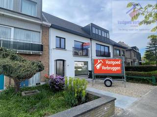 Deze woning is schitterend gelegen in de stadsrand van Aalst, met supermarkt, openbaar vervoer en scholen in de onmiddellijke nabijheid.<br /><br />Voor de woning is een private autostaanplaats. De woning zelf bestaat op het gelijkvloers uit een inkomhal, afzonderlijke toilet, ruime woonkamer in twee delen, volledig geïnstalleerde keuken en bergplaats. Een terras en mooie zonnige tuin maken het plaatje compleet.<br /><br />Op de verdieping is naast de twee ruime slaapkamers ook een badkamer met toilet, wastafel en inloopdouche te vinden.<br /><br />De zolder kan dienst doen als stockageruimte.<br /><br />De woning onderging een totaalrenovatie met kwalitatieve materialen en is energiezuinig.<br /><br />Contacteer ons voor een bezoek op nr 053/666.446 of via info@vastgoedverbruggen.be<br /><br />