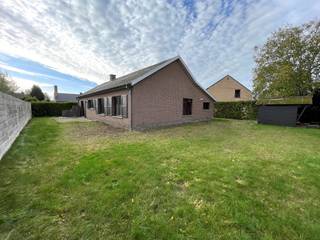 ALLEENSTAANDE GELIJKVLOERSE WONING op een mooi perceel van 600 m², gelegen in een rustige kindvriendelijke wijk. Indeling: inkom met...