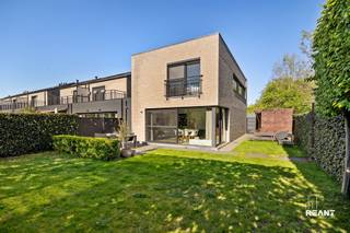 <p><span> </span></p><p><span> </span></p><p><span><strong>Instapklare gezinswoning met 4 slaapkamers, tuin en garagebox nabij Fort 4</strong></span></p><p> </p><p><span></span></p><p><span>Deze instapklare en energiezuinige gezinswoning combineert ruimte, comfort en een uitstekende ligging in een rustige, recent aangelegde woonwijk zonder doorgaand verkeer. Met vier slaapkamers, een zonnige tuin, dubbele oprit en garagebox is dit de ideale woning voor wie zorgeloos wil wonen op een centrale locatie.</span></p><p> </p><p><span></span></p><p><span>We betreden de woning via de verzorgde inkomhal met vestiaire en gastentoilet. Aansluitend bevindt zich de praktische berging/technische ruimte, uitgerust met aansluiting voor wasmachine en droogkast, inox spoelbak, de recente gascondensatieketel en het ventilatiesysteem.</span></p><p><span>De ruime en lichtrijke living van maar liefst 53 m² vormt het hart van de woning. Dankzij de grote hoekramen geniet u hier van een overvloed aan natuurlijk licht en een mooi zicht op de tuin. De ingebouwde gashaard zorgt voor extra sfeer, terwijl de tegelvloer, maatgordijnen, inbouwspots en geïntegreerde airco bijdragen aan het hedendaags wooncomfort.</span></p><p> </p><p><span></span></p><p><span>De open keuken is volledig geïnstalleerd en opgevat als echte leefkeuken. Ze beschikt over moderne toestellen, een stijlvol keukeneiland en zelfs een wijnkoeler, ideaal voor gezellige avonden met familie en vrienden.</span></p><p><span>Via de prachtige houten trap bereiken we de eerste verdieping. Hier bevinden zich vier volwaardige slaapkamers. De master bedroom van 18 m² beschikt over automatische verduisterende screens. Daarnaast zijn er nog drie extra kamers van respectievelijk 11 m², 8 m² en 6 m², ideaal als kinder-, werk- of hobbykamer.</span></p><p> </p><p><span></span></p><p><span>De badkamer geniet van natuurlijk daglicht en is uitgerust met een ligbad, ruime inloopdouche met thermostatische kraan en dubbele lavabo met meubel. Op deze verdieping is tevens een apart toilet voorzien.</span></p><p><span></span></p><p><span>Buiten geniet u van een onderhoudsvriendelijke tuin van ca. 160 m² met gunstige zuidoostelijke oriëntatie. Hier vindt u een gezellig terras, buitendouche, tuinberging en volledige privacy zonder inkijk. Aan de overzijde van de doodlopende straat bevindt zich bovendien een degelijke garagebox met elektrische poort.</span></p><p> </p><p><span></span></p><p><span><strong>Ligging</strong></span></p><p><span>De woning is uitstekend gelegen in een rustige en kindvriendelijke woonwijk te Mortsel, op wandelafstand van het groendomein Fort 4. Winkels, horeca, scholen en openbaar vervoer (trein, tram en bus) bevinden zich vlakbij. Het centrum van Mortsel bereikt u in slechts enkele minuten met de fiets.</span></p><p> </p><p><span></span></p><p><span><strong>TROEVEN</strong></span></p><p><span>+ Energiezuinige woning</span></p><p><span>+ Asbestveilig</span></p><p><span>+ Elektriciteit conform AREI</span></p><p><span>+ 4 slaapkamers</span></p><p><span>+ Zonnepanelen aanwezig</span></p><p><span>+ Ingebouwde airco-installatie</span></p><p><span>+ Dubbele oprit en garagebox</span></p><p><span>+ Rustige ligging zonder doorgaand verkeer</span></p><p><span>+ Tuin zonder inkijk met buitendouche</span></p>