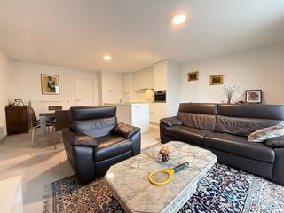 Dit instapklaar één-slaapkamerappartement vinden we terug op de gelijkvloerse verdieping, met een uitstekende ligging in het centrum van Tielt!<br /><br />Indeling van het appartement:<br />Lichtrijke leefruimte met open keuken (gootsteen, keramische kookplaat, dampkap, oven, koelkast en vaatwasmachine), berging met aansluiting voor wasmachine, gastentoilet, slaapkamer en badkamer met inloopdouche.<br /><br />Via de leefruimte is er toegang tot het gezellige terras en tuin. Er is toegang via de tuin naar het achterliggende parkeerterrein en gemeenschappelijke fietsenberging. <br /><br />Staanplaats en gemeenschappelijke berging inbegrepen in de huurprijs.<br />De maandelijkse syndicuskosten bedragen € 35.<br />Het appartement is beschikbaar vanaf 01/02/2026.<br /><br />Enkele troeven:<br />- Energiezuinig (verwarming op aardgas);<br />- 2 privatieve zonnepanelen;<br />- Instapklaar.<br /><br />Contacteer ons voor uw bezoek!