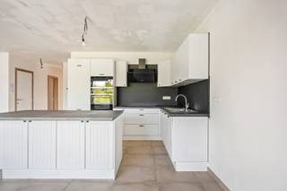 Deze ruime nieuwbouwappartement biedt een grote lichtrijke leefruimte met een uitgeruste keuken, 2 SLPKS en zongerichte terrasONTDEK ONZE...