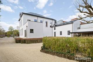 <p><span>Kom en ontdek dit prachtig appartement op zaterdag 25 april tussen 10 en 14.00 uur.</span></p><p><span>Ruim en instapklaar twee-slaapkamer-appartement met zonnig terras (28 m²) in Rumbeke</span></p><p><span>Het appartement werd volledig gerenoveerd in 2026 en biedt een hedendaags wooncomfort gecombineerd met een praktische indeling. De lichtrijke leefruimte sluit mooi aan op de open, volledig ingerichte keuken, wat zorgt voor een aangename en moderne woonbeleving.</span></p><p><span>Er zijn twee volwaardige slaapkamers en een verzorgde badkamer uitgerust met een comfortabele instapdouche. Absolute troef is het ruime terras van maar liefst 28 m², waar u in alle rust kan genieten van het buitenleven.</span></p><p><span>Verder beschikt het appartement over een handige berging, een privatieve kelderruimte, een carport en een extra parkeerplaats.</span></p><p><span>Met een EPC-score B en conforme elektriciteit is dit appartement niet alleen energiezuinig, maar ook volledig instapklaar.</span></p><p><span>Ideaal voor eigen bewoning of als interessante investering op een strategische locatie.</span></p><p><span> </span></p><p><span>Langskomen? Geef een seintje op <span>info@property-vastgoed.be</span></span><span> of 0476 46 12 87</span></p>