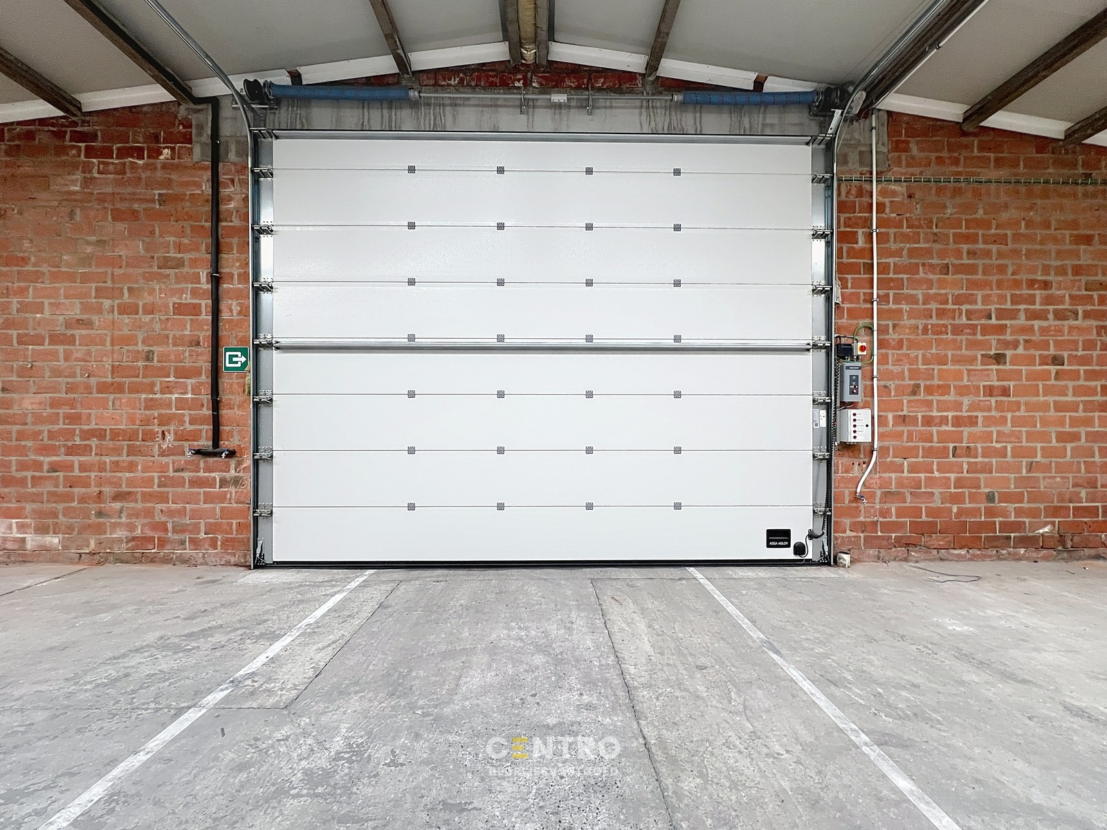 Magazijn van 2.400 m², extra parking en geïntegreerde kantoorruimte in nabijheid van vele baanwinkels vlak bij de RING van Poperinge ! - foto 5