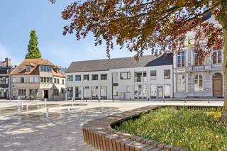 <p>Prestigieus nieuwbouwproject “The Ensemble” in het hart van Assenede, waar stijl en comfort samenkomen in een unieke, karaktervolle omgeving.<br /><br /><strong>Indeling<br /></strong></p>
<p>Het handelsgelijkvloers kan opgesplitst worden in max. <strong>4 afzonderlijke units</strong> van elks ca. 154m² en kunnen gebruikt worden als HoReCa, winkel, kantoren, praktijken,.... De raampartijen rondom rond, zorgen voor <strong>extra veel daglicht én visibiliteit.</strong><br />De ruimtes worden momenteel casco aangeboden en kunnen eveneens samengevoegd worden als <strong>één geheel (ca. 617m²). </strong></p>
<p><strong>Omschrijving</strong></p>
<p>“The Ensemble” omvat een exclusief geheel van 10 luxueuze appartementen en tot 4 commerciële eenheden, ontworpen in een verfijnde architectuur geïnspireerd op de elegante kuststijl. Elk appartement straalt licht, ruimte en klasse uit, met een hoogwaardige afwerking en oog voor detail.</p>
<p>De appartementen zijn zorgvuldig ingedeeld om maximaal wooncomfort te bieden en genieten van een harmonieuze combinatie van moderne luxe en tijdloze esthetiek. Grote raampartijen zorgen voor een overvloed aan natuurlijk licht en creëren een aangename woonbeleving.</p>
<p>Voor elk appartement is er de mogelijkheid om maximaal één ondergrondse autostaanplaats aan te kopen. Prijzen vanaf €37.500,- per plaats. Daarnaast beschikt het project over een gemeenschappelijke ondergrondse fietsenstalling, wat bijdraagt aan het praktische en duurzame karakter van het geheel. De prijzen zijn excl. BTW.</p>
<p><strong>Ligging:</strong><br />“The Ensemble” is uitstekend gelegen op de Markt van Assenede, in de Stadhuisstraat, pal naast het stadhuis en met een prachtig zicht op de kerk. U geniet hier van een centrale ligging met alle voorzieningen, winkels en horeca op wandelafstand, terwijl u tegelijkertijd woont in een charmante en sfeervolle omgeving.</p>
<p>Een unieke kans voor wie op zoek is naar een waardevolle investering in het centrum van Assenede.</p>