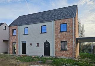 In de Jozef Verduynstraat in Ruddervoorde bouwt Danneels ruime energiezuinige gezinswoningen in stijlvolle architectuur. De woningen zijn ideaal gelegen; in een verkeersluwe straat in het centrum, dicht bij alle voorzieningen.<br /><br />Op het lot 1 bouwen we een fraaie halfopen bebouwing in hedendaags landelijke stijl.  Met o.m. een open ingedeelde woonkamer, ingerichte eilandkeuken en badkamer, mooie tuin met gezellig terras, 3 mooie slaapkamers, dressingruimte, oprit, carport, … vind je hier alles wat een gezin verlangt.<br /><br />Deze bijna-energieneutrale woning is uitgerust met een geothermische warmtepomp, zonnepanelen en een ventilatiesysteem met warmterecuperatie.<br /><br /><span>Danneels werkt jouw nieuwe woning sleutel-op-de-deur voor je af en jij kiest zelf jouw keuken- en badkamerinrichting en de vloer- en wandtegels bij onze partners. </span><br /><br /><span>De totaalprijs en de oplevertermijn liggen vooraf vast en jouw klantenbegeleider staat voor je klaar.</span><br /> 