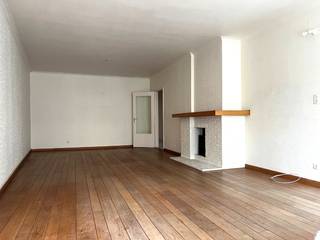 Ruim Appartement met 2 slaapkamers en terras te huur in het centrum van Diest, Koning Albertstraat 4.<br /><br />Het appartement heeft een bewoonbare oppervlakte van +/- 100m² en is gelegen op de eerste verdieping in een gebouw met lift.<br /><br />Indeling :<br />inkom<br />berging<br />woonkamer met toegang tot het terras<br />aparte keuken<br />badkamer<br />2 slaapkamers<br />berging in de kelder<br /><br />EPC : 148, label B<br /><br />De CV en het water zijn gezamelijk, worden jaarlijks afgerekend.<br /><br />Huurprijs : 925 € per maand<br />Voorschot voor de gemeenschappelijke kosten en CV/water : 120 € per maand<br /><br />Interesse om een bezoek te plannen : u kan een aanvraag doen via www.alvast.be