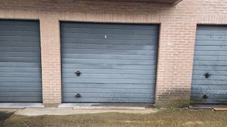 Afgesloten garagebox met automatische poort in centrum Koekelare.<br /><br />Elektriciteit aanwezig.