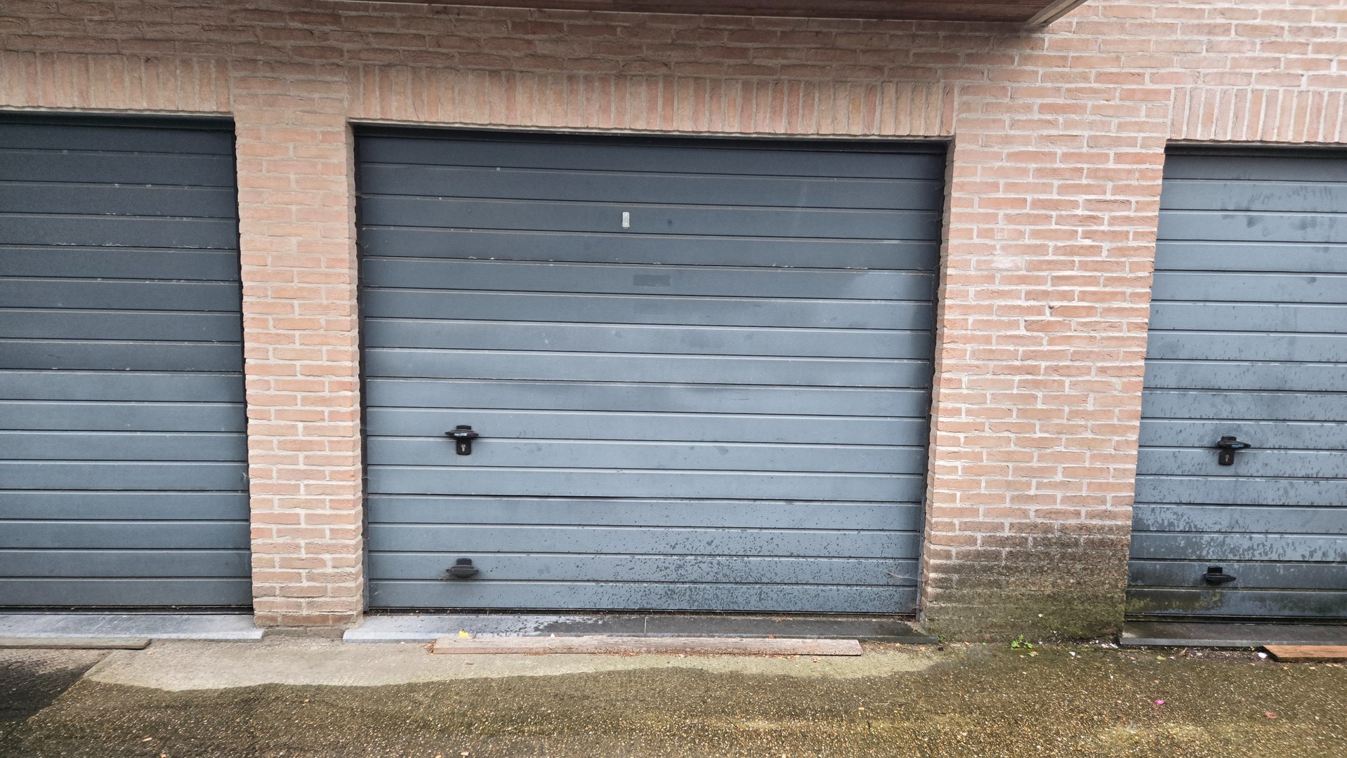 Afgesloten garagebox met automatische poort in centrum Koekelare.Elektriciteit aanwezig.