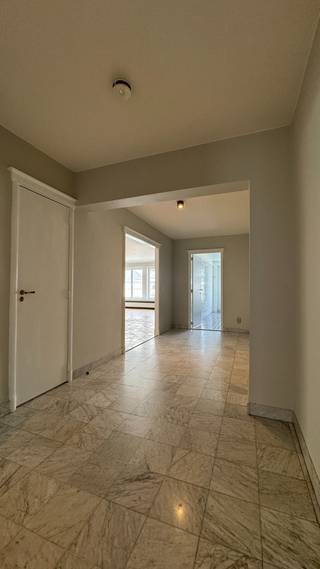Gelegen op een absolute toplocatie, pal aan de Kouter in het hart van Gent, biedt Affinimmo dit ruim éénslaapkamerappartement te huur aan.<br />Het appartement beschikt over bijzonder royale leefruimtes, met een lichtrijke woonkamer en een ruime slaapkamer. Oorspronkelijk werd het pand ingedeeld als een tweeslaapkamerappartement, wat zich vandaag vertaalt in extra comfortabele volumes en een aangenaam gevoel van ruimte.<br />Mogelijkheid tot huren van een ondergrondse staanplaats aan meerprijs (120 €).<br />Info en bezoeken via 0496/70.10.30 of patrick@affinimmo.be