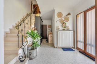 Ontdek deze ruime en charmante villa, gelegen op een vlot bereikbare locatie in Rotselaar, nabij belangrijke invalswegen, winkels en voorzieningen.<br /><br />De woning bevindt zich op een royaal perceel van 19a 90ca en biedt maar liefst 295 m² bewoonbare oppervlakte, ideaal voor grote gezinnen of wie ruimte zoekt.<br /><br />Bij het betreden van de woning komt u binnen in een ruime inkomhal met gastentoilet. De lichtrijke leefruimte sluit naadloos aan op de keuken met eetplaats, waar u geniet van een aangenaam zicht op de tuin. Op het gelijkvloers bevindt zich bovendien een grote slaapkamer, wat de woning ook geschikt maakt voor gelijkvloers wonen.<br /><br />Op de eerste verdieping zijn er vier volwaardige slaapkamers, een badkamer, een apart toilet, een nachthal en een praktische bergruimte. Via een zolderluik met uitklapbare trap bereikt u de zolderruimte.<br /><br />De woning is tevens volledig onderkelderd en beschikt over twee garages, wat zorgt voor extra opslagruimte en parkeermogelijkheden. Buiten geniet u van een aangename tuin en voldoende parkeergelegenheid op het terrein.<br /><br />Met een EPC-label D is er geen renovatieverplichting, wat deze woning extra interessant maakt. Een unieke kans voor wie op zoek is naar ruimte, ligging en potentieel.<br /><br />Interesse? Contacteer ons vandaag nog voor een bezichtiging en ontdek de mogelijkheden!<br /><br />Bijkomende info (EPC, bodemattest, elektriciteit,...) kan U hieronder downloaden ↓