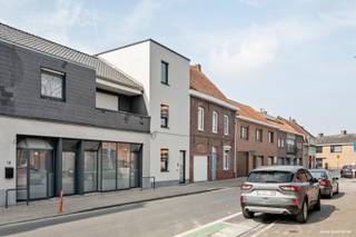 Deze volledig gerenoveerde woonst bestaande uit: inkomhal met toilet, ruime berging/wasplaats, open moderne ingerichte keuken, woonkamer - salon...