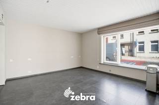 Deze unieke opportuniteit met twee naast elkaar gelegen woningen bevindt zich nabij het centrum van Ingelmunster. Het biedt de ideale kans voor wie op zoek is naar een interessante investering of voor families die naast elkaar willen wonen!<br /><br />De indeling van beide woningen is als volgt:<br /><br /><strong><u>Huisnummer 55</u></strong>:<br />Gelijkvloers: Inkomhal, slaapkamer, badkamer (met douche en toilet), dressing, woonkamer, geïnstalleerde keuken met aansluitende bergruimte, koer en ruime garage<br />Eerste verdiep: Nachthal, 4 slaapkamers en badkamer<br />Tot slot is er nog een kelder en een gerieflijke zolder die toegankelijk is via een vaste trap.<br /><br /><strong><u>Huisnummer 57</u></strong>:<br />Gelijkvloers: Woonkamer, Keuken, Berging en toilet<br />Eerste verdiep: Nachthal, slaapkamer en badkamer<br />Tweede verdiep: Slaapkamer met zolderberging<br /><br />EPC-referentie huisnummer 55: <strong>20250712-0003642113-RES-1</strong> -> <strong>356 </strong>kWh / (m² jaar) - Label <strong>D</strong><br />EPC-referentie huisnummer 57: <strong>20250712-0003641269-RES-1</strong> -> <strong>668</strong> kWh / (m² jaar) - label <strong>F</strong><br /><br /><strong>Ook wild geworden van deze unieke opportuniteit?<br />Twijfel niet langer en leg vandaag nog uw bezoek vast!</strong>