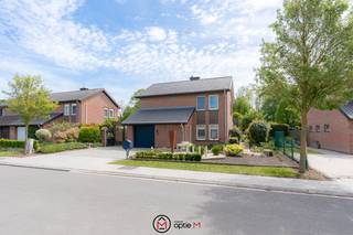 <h2><span>Deze woning is gelegen op een perceel van 5a84 in Stevoort, in een rustige en aangename residentiële buurt met weinig passage van auto's.</span></h2>
Je geniet hier van een vlotte bereikbaarheid richting het centrum van Hasselt en de E313 richting Antwerpen, terwijl je toch de rust en het groene karakter van Stevoort behoudt.<br /><br />Je betreedt de woning via de inkomhal met apart gastentoilet en een houten trap naar de eerste verdieping. Vanuit de inkomhal kom je in de lichtrijke leefruimte, afgewerkt met een parketvloer, grote raampartijen en inbouwspots. Aansluitend bevindt zich de keuken, uitgerust met een granieten werkblad, inductiekookplaat, dampkap, vaatwasser, oven en microgolfoven. Vanuit de keuken heb je toegang tot de garage, die is ingericht met wandkasten en technische voorzieningen. Naast de garage bevindt zich een carport.<br />Op de eerste verdieping kom je in de nachthal, die toegang biedt tot bureauruimte met inbouwkasten of een eerste slaapkamer, een zeer ruime badkamer met douche en ligbad, een dressing (of extra slaapkamer) en een ruime masterbedroom. De tuin is volledig aangelegd en beschikt over een groot overdekt terras met open haard. Achteraan bevindt zich nog een ruim tuinhuis.<br /><br /><strong>Troeven van deze woning in Stevoort:</strong>

<ul>
	<li>Gelegen in een rustige en residentiële buurt</li>
	<li>Leefruimte met parketvloer</li>
	<li>Zonnepanelen met thuisbatterij</li>
	<li>Garage en carport</li>
	<li>Groot overdekt terras met open haard</li>
	<li>Volledig aangelegde en omheinde tuin</li>
	<li>Ruim tuinhuis met extra opbergruimte</li>
	<li>EPC B</li>
</ul>
Interesse in dit huis te koop in Stevoort? Contacteer ons via Optie M vastgoed I carine@optie-m.be I 0478/41 58 70<br /><br />Wil je weten wat jouw woning waard is? Contacteer ons via bovenstaande gegevens. Wij staan klaar om je te begeleiden.<br /><br />Extra informatie: WG / VG / GVV / GMO / GVKR
