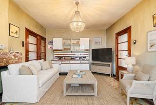 <p>Halfopen woning in Dendermonde, rustig gelegen nabij voorzieningen, openbaar vervoer en station.</p>
<p>Deze woning uit 1951 biedt heel wat mogelijkheden voor wie op zoek is naar een huis met potentieel in een vlot bereikbare omgeving. De rustige ligging in de woonkern van Dendermonde combineert aangenaam wonen met een uitstekende bereikbaarheid dankzij nabijgelegen invalswegen, scholen en openbaar vervoer. Met drie ruime slaapkamers en een praktische indeling vormt dit huis een interessante basis voor renovatie en verdere inrichting naar eigen smaak. Extra troef is de ruime parkeergelegenheid in de straat en de grote parking op enkele meters van de woning. Ideaal voor gezinnen of kandidaat-kopers die ruimte en bereikbaarheid belangrijk vinden.</p>
<p>Belangrijkste ruimtes:<br />• Inkomhal (7 m²) met toegang tot de leefruimtes<br />• Living (18 m²) met aansluitende eetkamer<br />• Eetkamer (10 m²) centraal tussen living en keuken<br />• Keuken (6 m²) voorzien van kasten en elektrisch fornuis<br />• Veranda (11 m²) met extra lichtinval en connectie naar buiten<br />• Berging (5 m²) praktische extra opslagruimte<br />• Slaapkamer (40 m²) bijzonder ruime kamer met veel mogelijkheden<br />• Slaapkamer (18 m²) comfortabele tweede slaapkamer<br />• Slaapkamer (13 m²) geschikt als kinder-, logeer- of bureauruimte</p>
<p>Troeven:<br />• Rustige ligging dichtbij winkels, scholen, station en openbaar vervoer<br />• Halfopen woning met veel renovatie- en inrichtingspotentieel<br />• Veel parkeermogelijkheden in de straat en ruime parking vlakbij</p>
<p>Neem vandaag nog contact op voor een bezoek. JOUW DROOMHUIS. ZO GEVONDEN!</p>