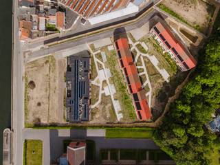 Het appartement beschikt over een bewoonbare oppervlakte van 126 m² en een ruim, zonnig terras van maar liefst 28 m², ideaal om te genieten van rust en buitenruimte.<br /><br />De indeling is praktisch en doordacht:<br />- Een volledig uitgeruste keuken met moderne afwerking<br />- Lichtrijke leefruimte met toegang tot het terras<br />- 2 volwaardige slaapkamers<br />- Een volledig uitgeruste badkamer<br />- Een praktische bergruimte<br /><br />Dankzij de gunstige ligging bevindt het centrum van Kortrijk zich op wandel- en fietsafstand, terwijl ook de belangrijkste invalswegen vlot bereikbaar zijn. Dit maakt het appartement ideaal voor zowel eigen bewoning als investering.<br /><br />Verplichte aankoop van een ondergrondse garagebox. <br /><br />Bent u op zoek naar een energiezuinig nieuwbouwappartement met terras op een topligging in Kortrijk? Dan is dit gelijkvloers appartement in Sluis 9 zeker een bezoek waard.<br /><br />Contacteer Alissia Dewitte - 0472 18 64 21 of Sarah Hanson - 0493 25 46 80 - voor het inplannen van een bezoek of meer info. <br /><br />Deze AI-visualisaties zijn bedoeld als inspiratie. Er werd geen rekening gehouden met technische specificaties, stedenbouwkundige voorschriften of de concrete mogelijkheden tot realisatie.