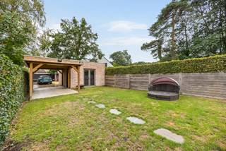 In een rustige, groene omgeving in Schoten wacht deze goed onderhouden vrijstaande woning op u. Deze woning geniet van een topligging en beschikt over een ruime indeling met een open leefruimte, aansluitende keuken, aparte wasplaats, 3 ruime slaapkamers en een badkamer. Buiten geniet u van een zonnige tuin, een carport, een ruime bergruimte en een oprit met plaats voor meerdere wagens. Bovendien is de woning zowel toegankelijk via de Elshoutbaan als langs achteren via de Varenweg.

Aangename leefruimte, 3 slaapkamers, een heerlijke tuin en een fijn terras: deze woning heeft heel wat troeven, maar is energetisch nog voor verbetering vatbaar. Met een EPC-score van 477 kWh/m²jaar valt de woning onder de renovatieverplichting.
Het hellend dak is reeds voldoende geïsoleerd met 10 cm MW en - het platte dak is geïsoleerd volgens de norm van 2009. De houten ramen zijn voorzien van dubbel glas en de woning wordt verwarmd via CV op gas met een condensatieketel van 2010. De belangrijkste onderdelen voldoen dus reeds aan de geldende normen, maar bieden nog ruimte voor verdere optimalisatie.
Zo kan het isoleren van de spouwmuren een interessante investering zijn die een aanzienlijke verbetering van de EPC-score kan opleveren. Op termijn kan u daarnaast ook de ramen en dakisolatie verder optimaliseren.

De elektriciteit is reeds conform tot 2045 volgens de geldende regelgeving. 

Voor meer informatie of een gratis waardebepaling van uw vastgoed kan u een aanvraag invullen op onze website of even bellen op het nr. 03/345.88.99.