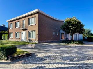 Ruime, op te frissen woning die wooncomfort combineert met professionele mogelijkheden. Het woongedeelte kan, indien gewenst, perfect...