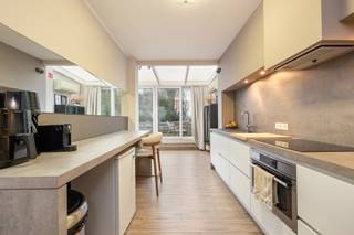 <p>Dit opbrengsteigendom, bestaande uit een handelsruimte en gerenoveerd duplex appartement met 3 slaapkamers, bevindt zich midden in het centrum van Schilde.<br />De totale huuropbrengst van dit eigendom bedraagt € 3.093, - per maand, zijnde € 37.116, - per jaar, wat voor een zéér gunstig rendement zorgt.<br />Het handelspand werd volledig gerenoveerd en opgedeeld in verschillende behandelingsruimtes, maar kan uiteraard ook terug omgevormd worden naar 1 grote winkelruimte.<br />Overname handelsfonds mogelijk.</p>
<p>HANDELSGELIJKVLOERS 133M²:<br />Winkelruimte 61 m² op polybeton met toilet en handenwasser.<br />Behandelingsruimte/bureel 9m² op polybeton.<br />2de en 3de behandelingsruimte/bureel elk 12m² met douche en lavabo.<br />4de behandelingsruimte/bureel 10m².<br />5de behandelingsruimte/bureel 8m².<br />Vergaderzaal 15m².<br />Wasplaats 6m² met ingemaakte kasten aansluiting voor wasmachine/droogkast en lavabo.</p>
<p>Zuidoost georiënteerd terras 20m² op kiezelsteentjes.<br />BIJZONDERHEDEN<br />Airco warmen en koelen, alarm, cv op aardgas, overal blokdeuren, aluminium schrijnwerk, dubbele beglazing.</p>
<p>DUPLEXAPPARTEMENT 140M²<br />1STE VERDIEPING<br />Private inkomhal 6m² op steenparket.<br />Woonkamer 35m² op steenparket voorzien van airco<br />Keuken 26 m² op steenparket met keramische kookplaat, combi-oven, vaatwasser, wijnkoeler, dubbele spoelbak en berging.<br />Wasplaats 5m².<br />Zonnig terras 15m² op bankirai.</p>
<p>2DE VERDIEPING<br />Overloop 15m² op steenparket.<br />Hoofdslaapkamer 20m² op steenparket met airco.<br />2de slaapkamer 12m² op steenparket.<br />3de slaapkamer 15m² op steenparket.<br />Badkamer 5m² met douche, lavabo en toilet.<br />Berging 1,5m².</p>
<p>BIJZONDERHEDEN<br />Verwarming op aardgas, thermostatische kranen, schrijnwerk in aluminium, dubbele beglazing, camerabewaking, blokdeuren.</p>
<p>POSITIEVE PUNTEN<br />TOPLOCATIE<br />3 slaapkamers<br />Enorme visibiliteit<br />Vele mogelijkheden<br />Zéér gunstig rendement<br />Nabij grote pocketparking<br />Gelegen in het centrum van Schilde</p>