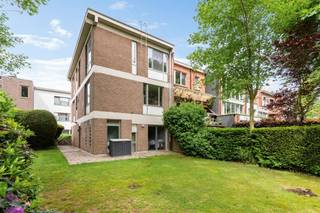 <p><span>Subliem opbrengsteigendom met optimalisatiemogelijkheden!</span></p><p><span> </span></p><p><span>Te midden van een super gezellige woonbuurt op wandelafstand van het ziekenhuis en slechts enkele minuten rijden van het centrum van Antwerpen of de autostrade kan u dit opbrengsteigendom terugvinden. </span></p><p><span> </span></p><p><span>Dit is gebouwd eind jaren 60 en beschikt over een gedroomde bouwtechnische betonstructuur. Door de hoekoriëntatie op het perceel van maar liefst 400 m² voelen alle ruimtes licht en luchtig aan. </span></p><p><span> </span></p><p><span>Het eigendom beschikt over 2 identieke appartementen boven elkaar, waarvan de 2de verdieping gerenoveerd is en de 1ste verdieping nog te renoveren is. Op de gelijkvloerse verdieping is er nog een polyvalente ruimte van 30 m2 die omgevormd kan worden tot studio appartement (mits vergunningsaanvraag).</span></p><p><span> </span></p><p><span>De appartementen zijn praktisch ingedeeld met wonen en leven langs de voorzijde en slapen langs de achterzijde. Fantastische zuidelijke oriëntatie en zicht op het groen maken het plaatje compleet. </span></p><p><span> </span></p><p><span>Tot slot zijn er nog 2 inpandige garages met een eigen berging.</span></p><p><span> </span></p><p><span>Nutsvoorzieningen zijn volledig afzonderlijk, elk appartement zijn eigen aardgasketel. De huidige huren bedragen nu 790 euro + 780 euro per maand. Deze kunnen samen met gelijkvloerse verdieping nog een serieuze optimalisatie kennen. </span></p><p><span> </span></p><p><span>Het plat hoofddak werd enkele jaren geleden vernieuwd en is voorzien van 10 cm PUR isolatie. Geen lift aanwezig, de gemeenschappelijke kost is quasi nihil.</span></p><p><span>EPC 1: </span><span>20260529-0003880451-RES-1 (219 kWh/m²)</span></p><p><span>EPC 2: </span><span>20260529-0003880459-RES-1 (215 kW/m²)</span></p><p><span> </span></p><p><span>U geniet hiervan een onmiddellijke huurstroom van huurders die graag willen blijven. </span></p><p><span> </span></p><p><span>Bel gerust: 0494/21.39.22 voor het inplannen van een afspraak of <span>marjanne@vastpuntgoed.be</span></span><span> - plannen zijn te downloaden via onze website <span>www.vastpuntgoed.be</span></span><span> </span></p>