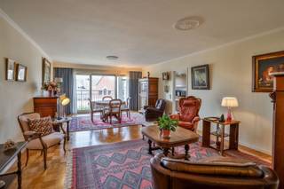 Pal in het commerciële centrum van Mortsel bieden wij u ruim en zeer goed onderhouden appartement (87m²) aan met 2 slaapkamers en 2 terrassen...