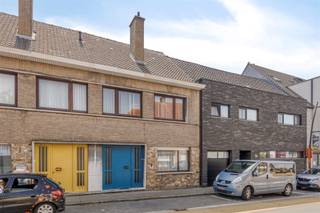 EREMBODEGEM: Ontdek deze te renoveren charmante eengezinswoning in het hart van Erembodegem (Aalst), ideaal voor gezinnen die op zoek zijn naar ruimte en rust. Met een bewoonbare oppervlakte van 173,5m² en een perceel van +/- 3a78ca, biedt dit huis volop mogelijkheden. Binnenin vindt u drie ruime slaapkamers, perfect voor een jong gezin. De badkamer bestaat uit een ligbad, wastafel en toilet. De gezellige leefruimte ademt een warme sfeer uit, met grote ramen die veel natuurlijk licht binnenlaten. De keuken is ruim en kan verder uitgebreid worden. Verder is er een veranda die uitzicht biedt op de aangename tuin, een oase van groen waar u in alle rust kunt genieten. Ruim washok voorzien. Er is een zolderverdieping waarbij men extra slaapkamers kan voorzien. Hoewel er geen garage is, biedt de locatie voldoende parkeermogelijkheden en bent u dicht bij alle voorzieningen van Aalst, zoals winkels, scholen en openbaar vervoer.